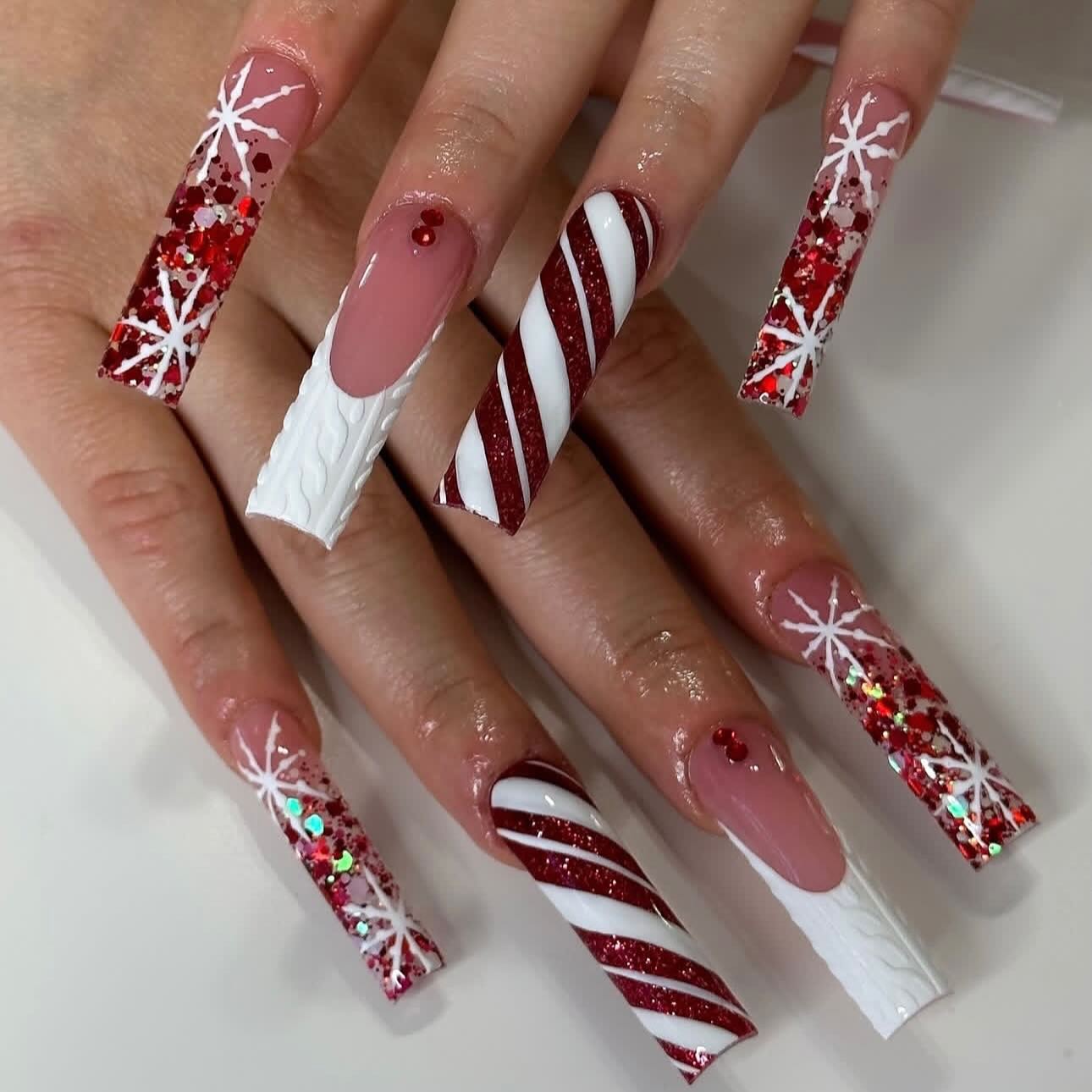 30 Top Red Christmas Nails for a Festive & Festive Manicure