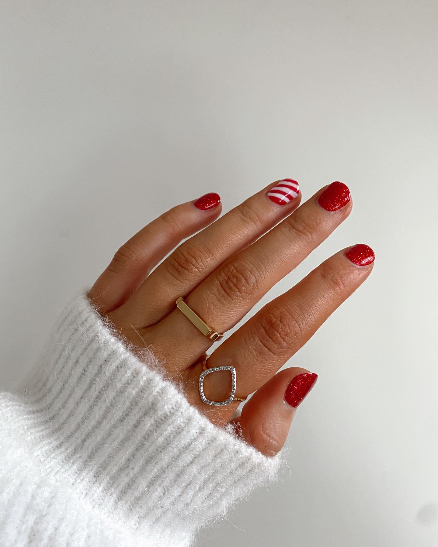30 Top Red Christmas Nails for a Festive & Festive Manicure