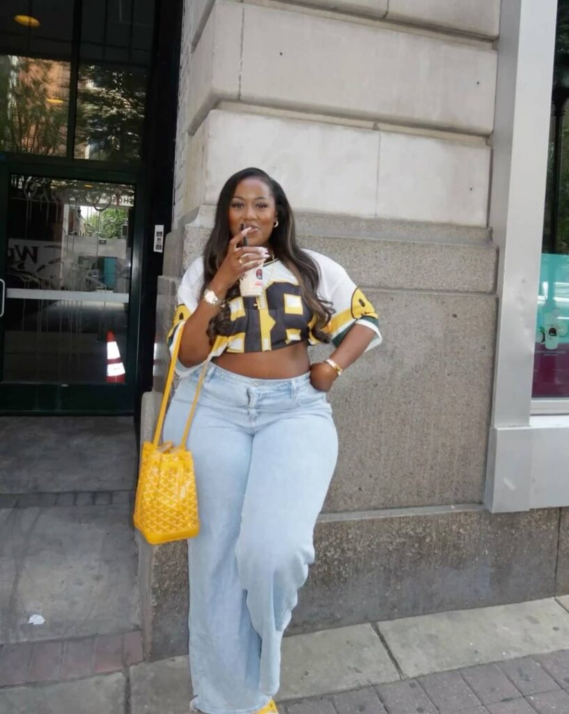 Plus Size Fall Outfit Guide White Graphic T-shirt with Jeans and Bag