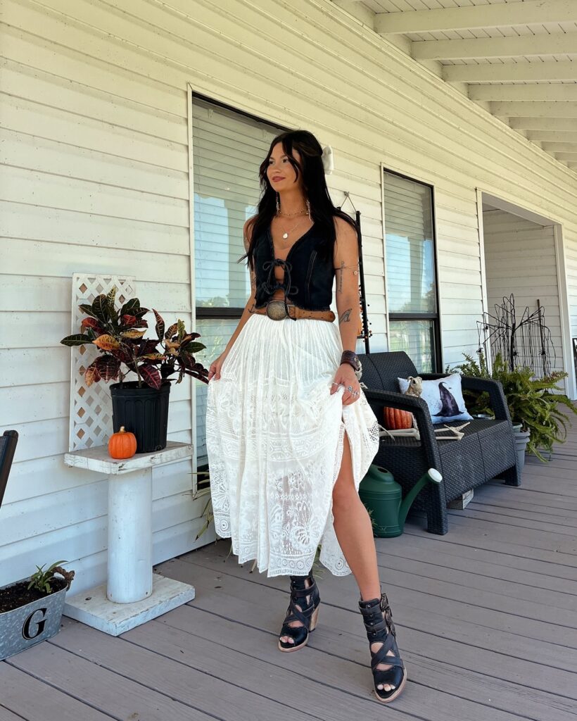 Cowgirls western outfits Desert Sunset, Terracotta maxi skirt, white crop top, brown leather boots, straw hat
