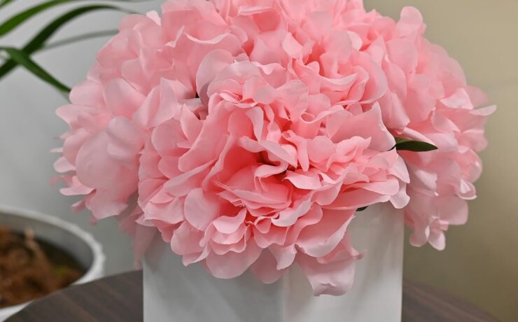 Faux Flowers with vase ，Fake Peony Bouquet in Square White Ceramic Vase Trendy Artificial Flowers for Summer